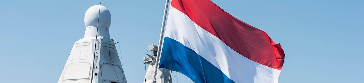 Nederlandse vlag voor radarmast marineschip.