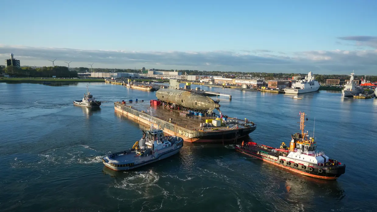 De Walrus wordt door andere boten door de haven verplaatst.