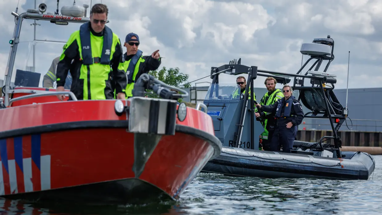 Boten van de brandweer en marechaussee op het water