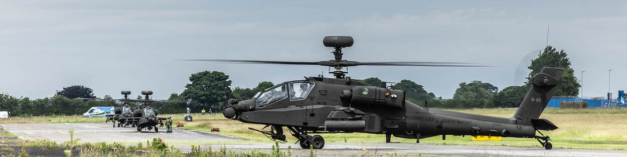 Een Apache-helikopter op de grond.