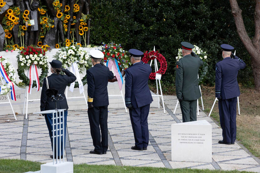 Commandanten brengen eregroet bij monument.