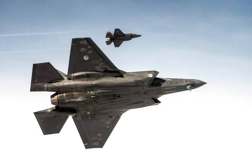 2 vliegende F-35's gezien van de onderkant.