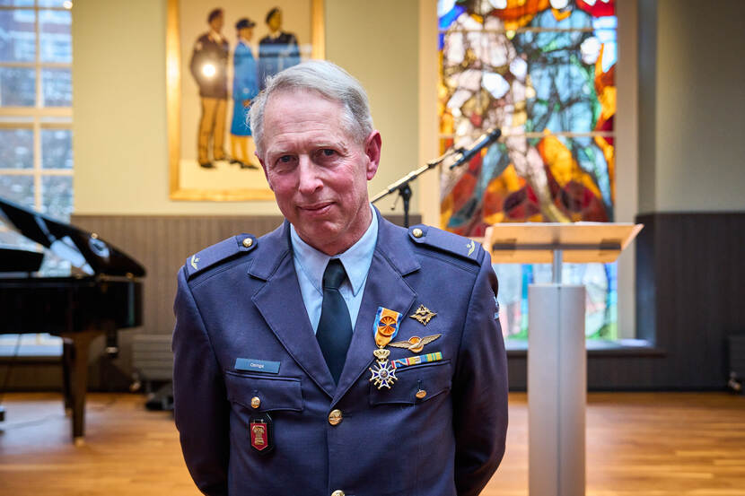 Commodore-vlieger prof.dr. Frans Osinga poseert met zijn koninklijke onderscheiding.