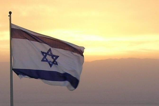 Israëlische vlag bij zonsondergang.