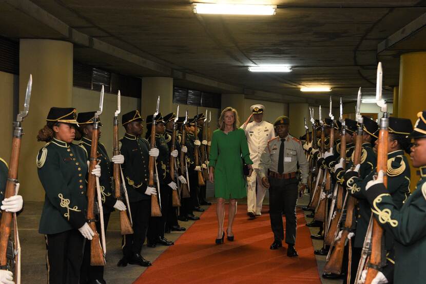 Defensieminister Kajsa Ollongren met haar Zuid-Afrikaanse ambtsgenoot Thandi Modise.