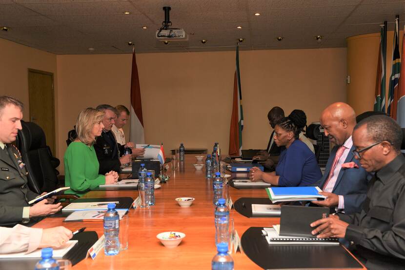 Kajsa Ollongren, Thandi Modise en anderen aan vergadertafel.