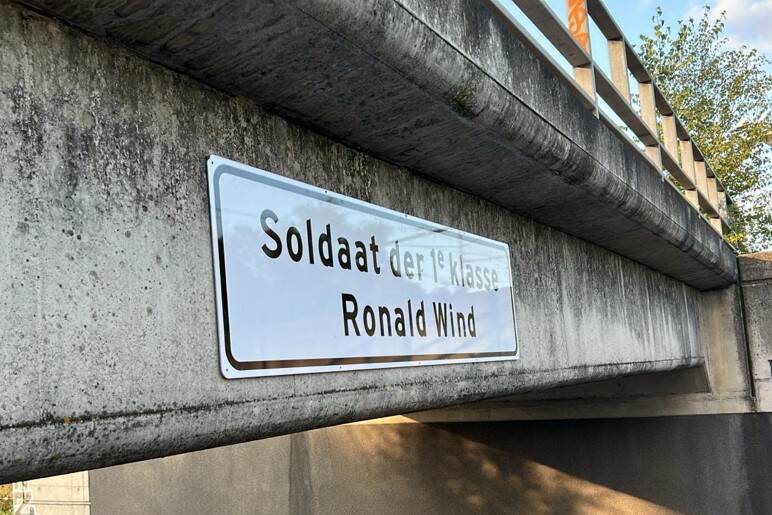Deel van een viaduct met een naamplaat, de tekst daarop: soldaat der 1e klasse Ronald WInd.