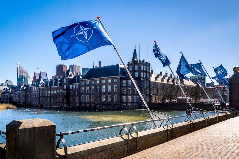 Wapperende NAVO-vlaggen in Den Haag.