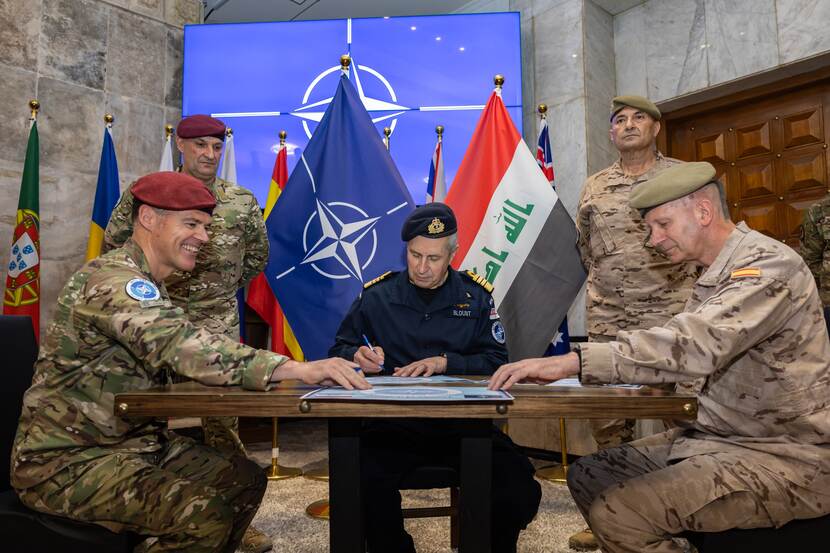 Militairen ondertekenen documenten.