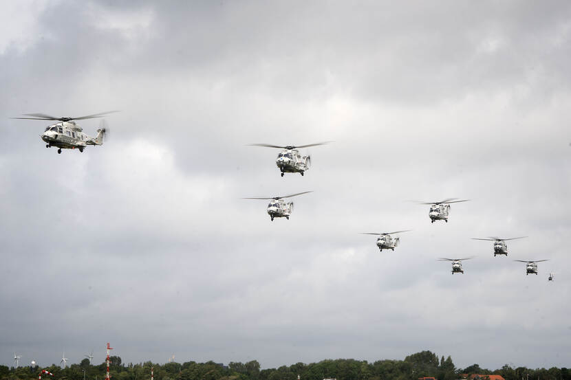 8 NH90-maritieme gevechtshelikopters vliegen naar de camera