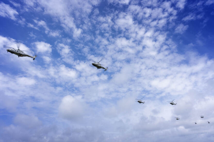 8 NH90-maritieme gevechtshelikopters hangen in de lucht