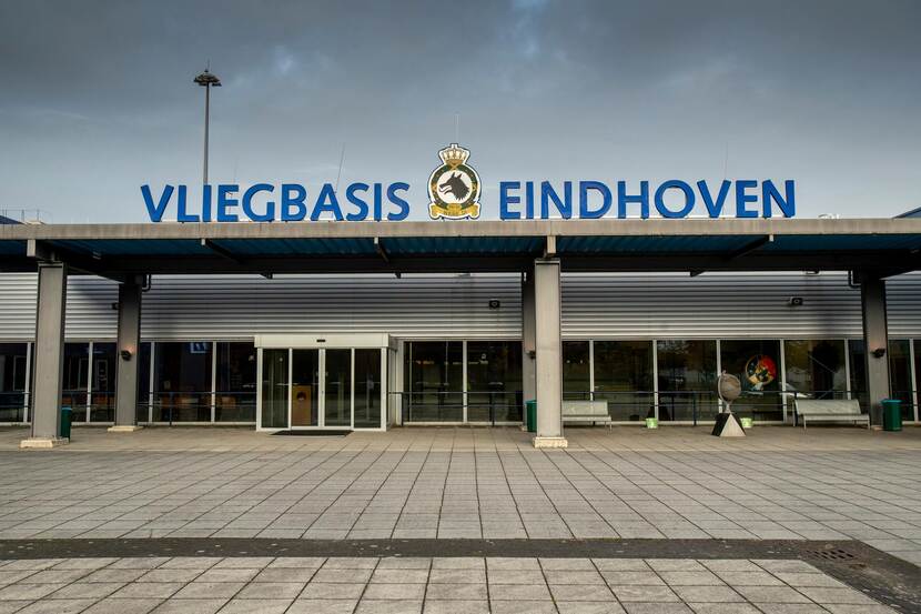 De entree van de vliegbasis Eindhoven.