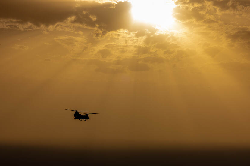 Nederlandse Chinook vliegt boven de Irakese woestijn in de namiddagzon.
