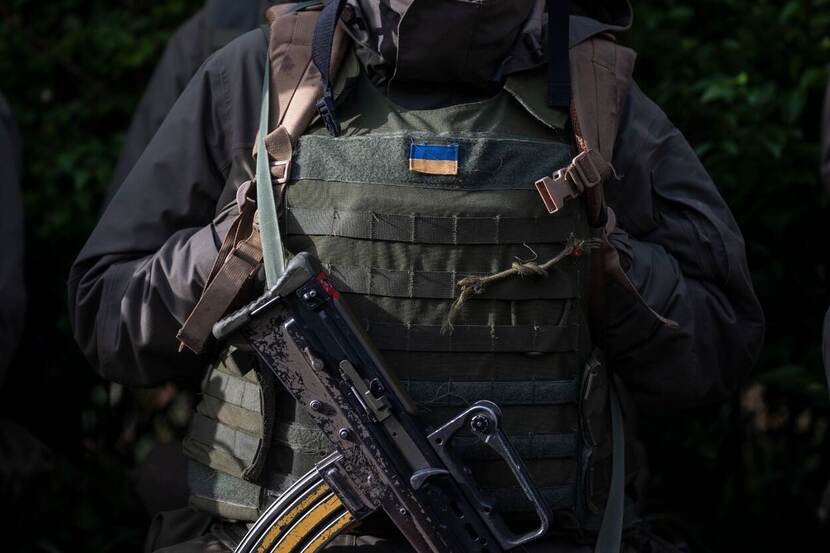 Militair met Oekraïens vlaggetje op operatievest.