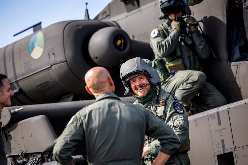 Koning Willem-Alexander maakte vandaag een trainingsvlucht in een Apache-gevechtshelikopter.