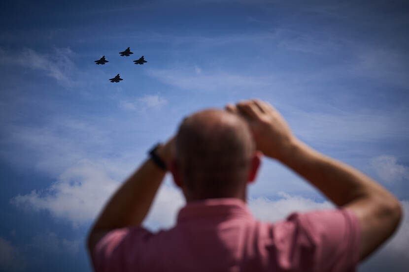 Een man fotografeert vliegtuigen.