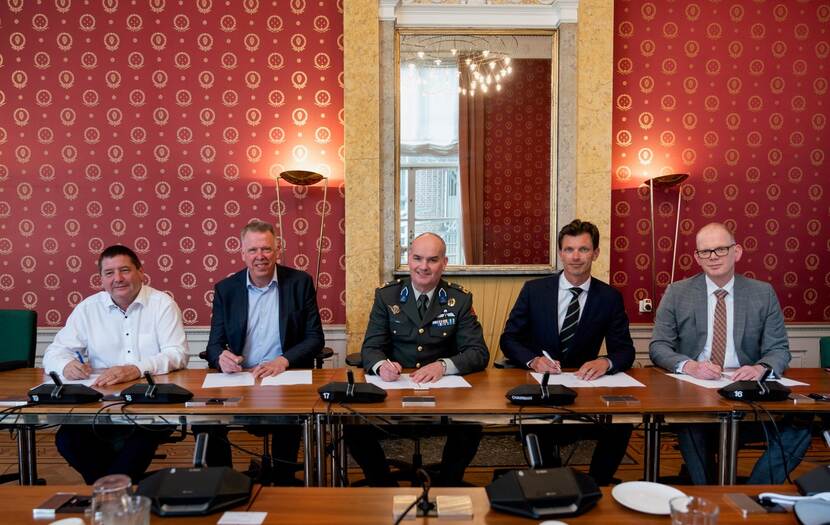 De voorzitters van de vakcentrales en generaal-majoor Joris Legein die namens Defensie tekende.