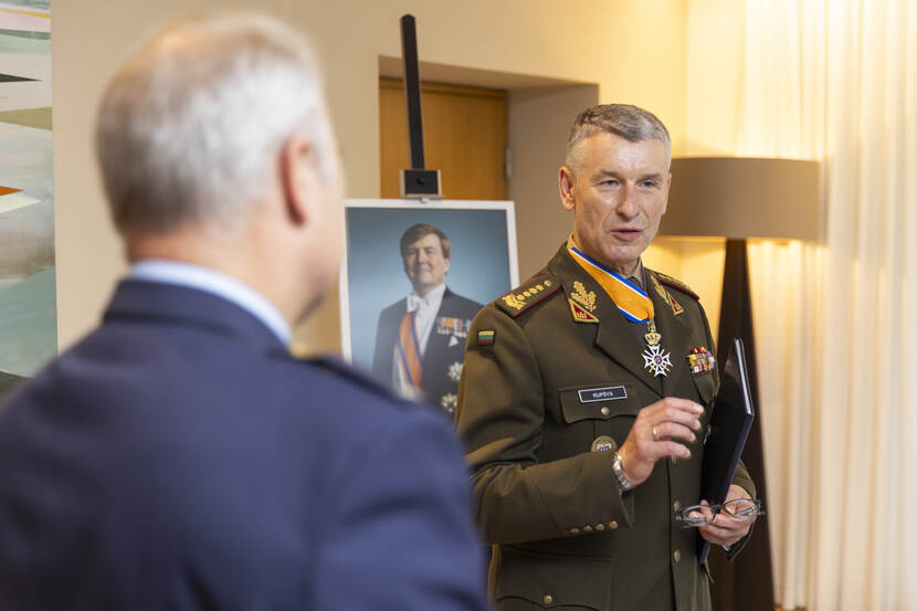 Generaal Valdemaras Rupšys met Nederlandse koninklijke onderscheiding.