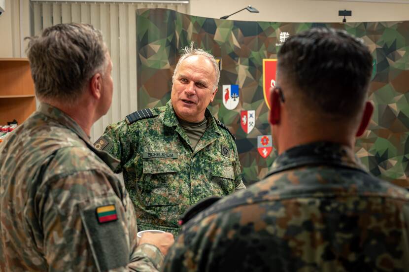 Commandant der Strijdkrachten praat met 2 militairen.