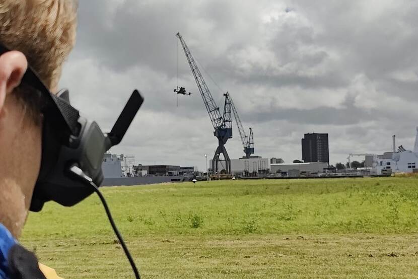 Archiefbeeld van een first person view drone: een militair kijkt via een vr-bril mee met een drone