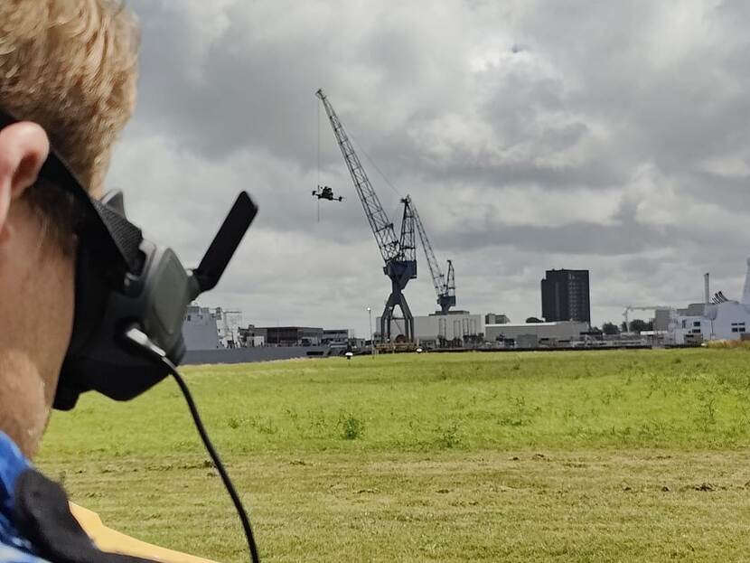 Een militair kijkt via een vr-bril mee met een drone die voor hem in de lucht vliegt