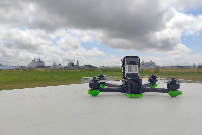 Een drone op de grond in Den Helder