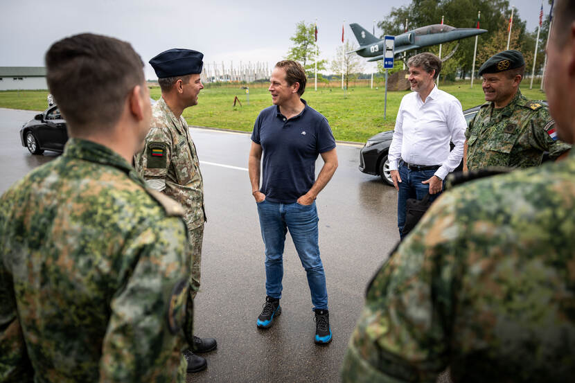 De staatssecretaris in gesprek met militairen in Litouwen.