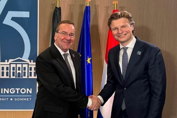 Minister Brekelmans met zijn Duitse collega Pistorius.
