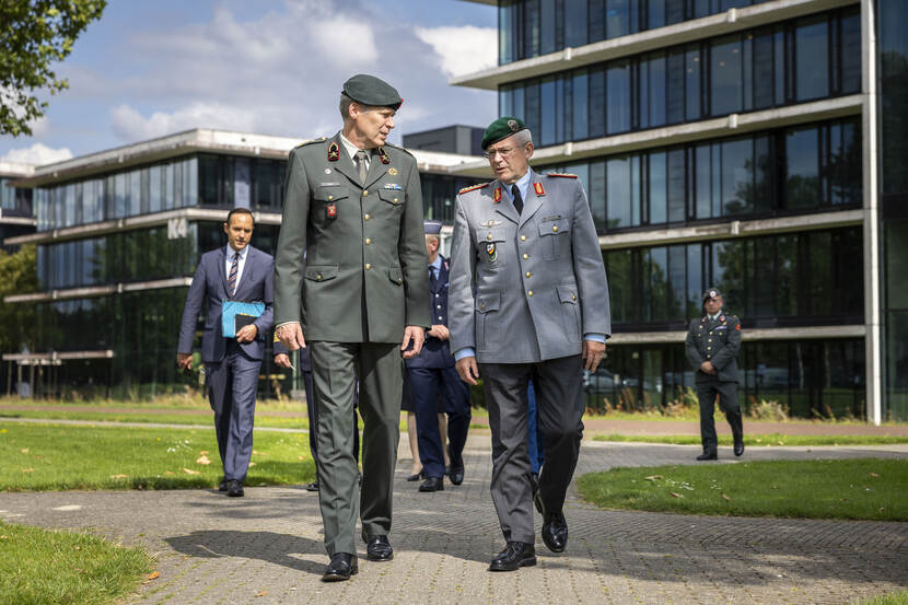 Een Duitse en Nederlandse militair lopen naast elkaar.