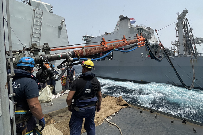 Zr.Ms. Karel Doorman voorziet een ander marineschip van brandstof.