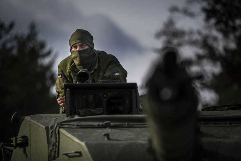 Oekraïense militair op tank.