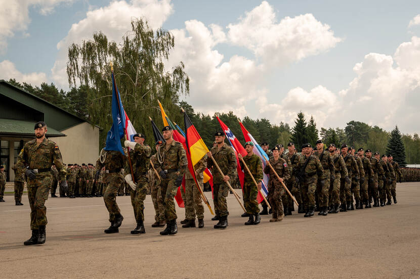 Militairen marcheren tijdens een commandowissel.