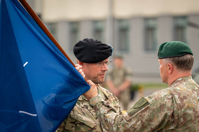 Twee militairen bij een commandowissel.