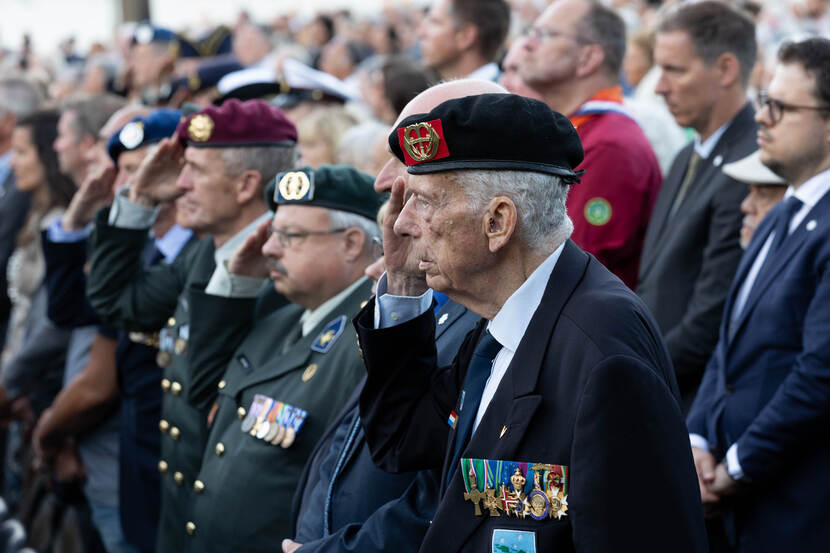 Veteranen tijdens de herdenking.