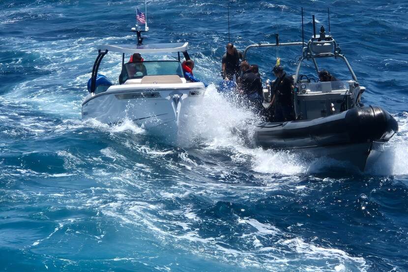 2 boten op zee. Rechts de FRISC van de marine.