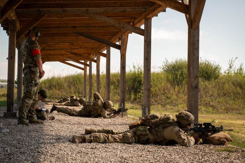 Militairen in liggende positie op schietbaan.