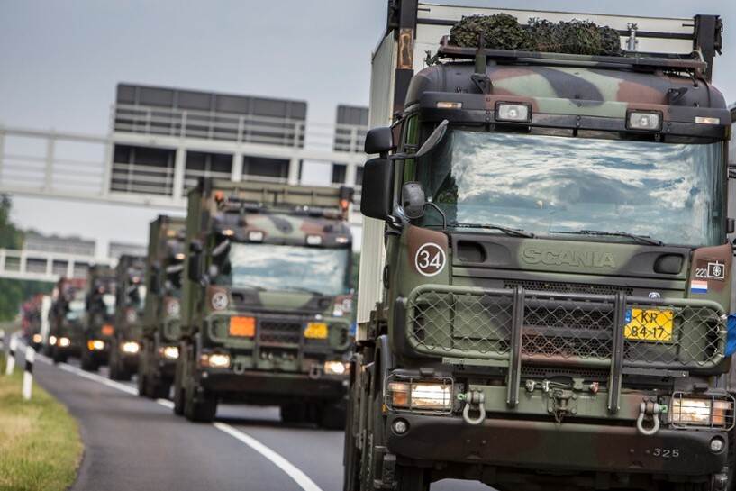 Militaire trucks op de weg.