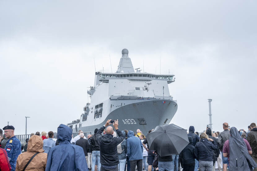 Marineschip komt aan in Den Helder.