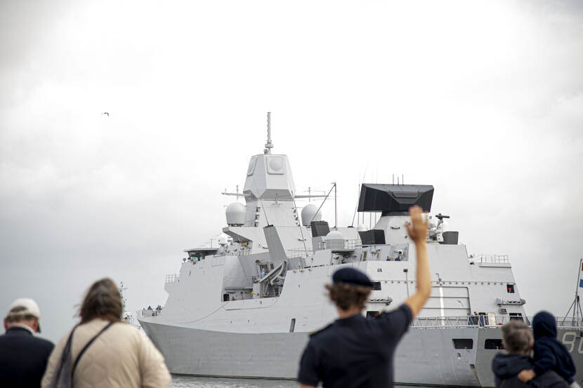 Een marineschip vaart uit.