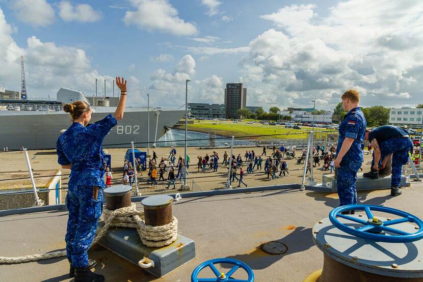 Marinepersoneel op een vertrekkend schip.