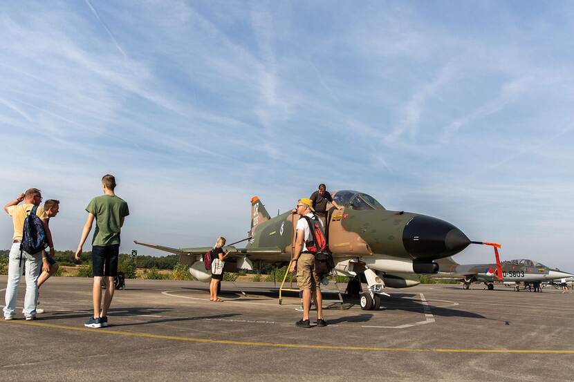 Bezoekers aan het Nationaal Militair Museum zien vliegtuigen.