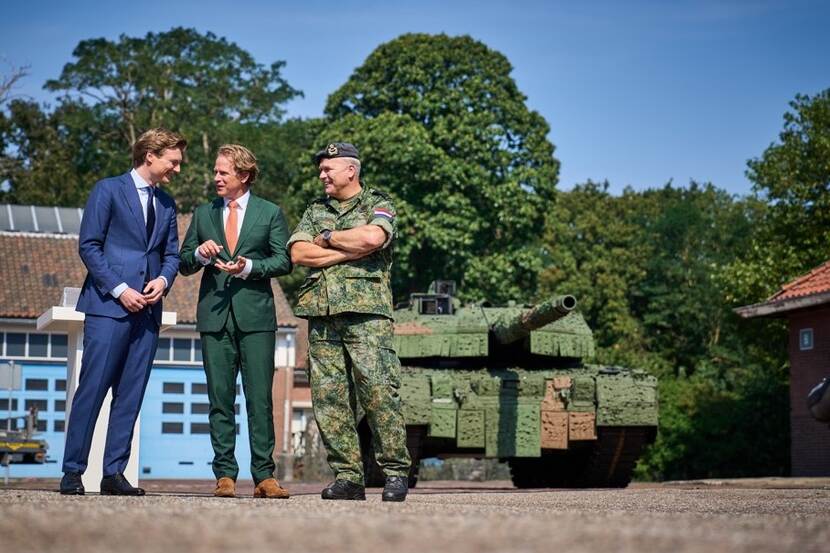 V.l.n.r.: Minister Brekelmans, staatssecretaris Tuinman en Commandant der Strijdkrachten generaal Onno Eichelsheim.