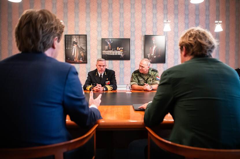 Luitenant-admiraal Bauer en Commandant der Strijdkrachten Onno Eichelsheim aan tafel.