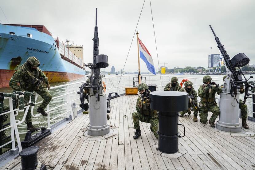 Gewapende mariniers trainen aan boord van een schip.