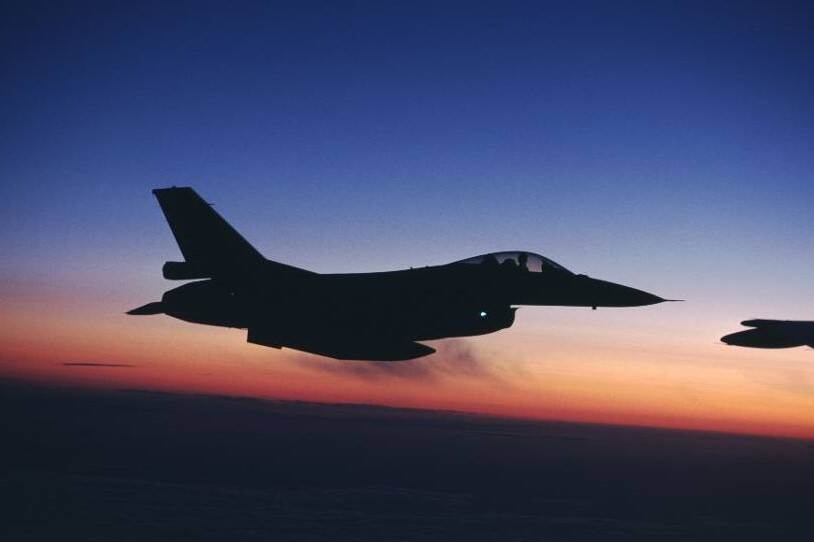 F-16 in het avondrood.