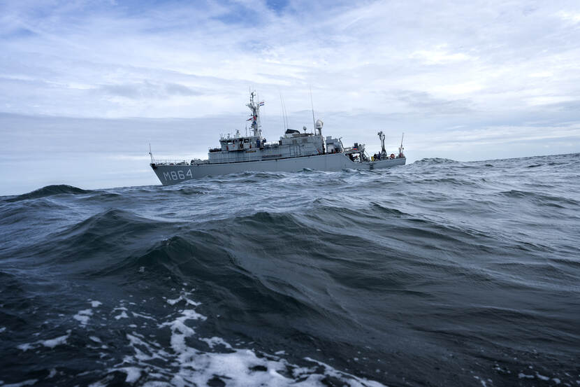 Zr.Ms. Willemstad vaart over hoge golven