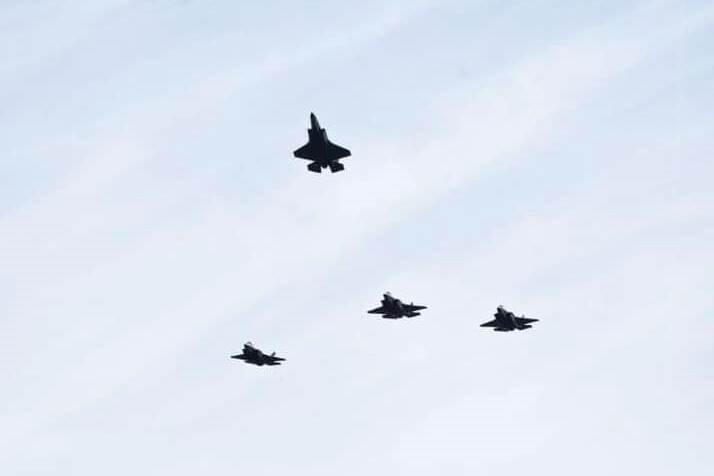 4 F-35 gevechtsvliegtuigen in de lucht. Een verlaat de formatie.