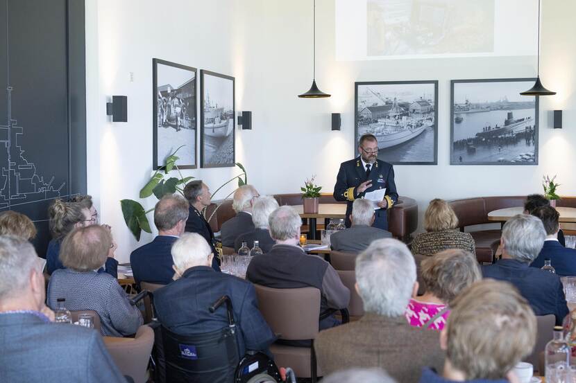 Commandant Zeestrijdkrachten viceadmiraal René Tas ontving de nabestaanden.