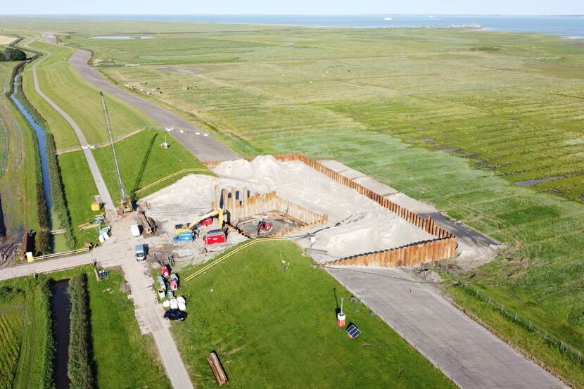 De afgegraven locatie bij Holwert waar het toestel neerstortte, van boven gezien.