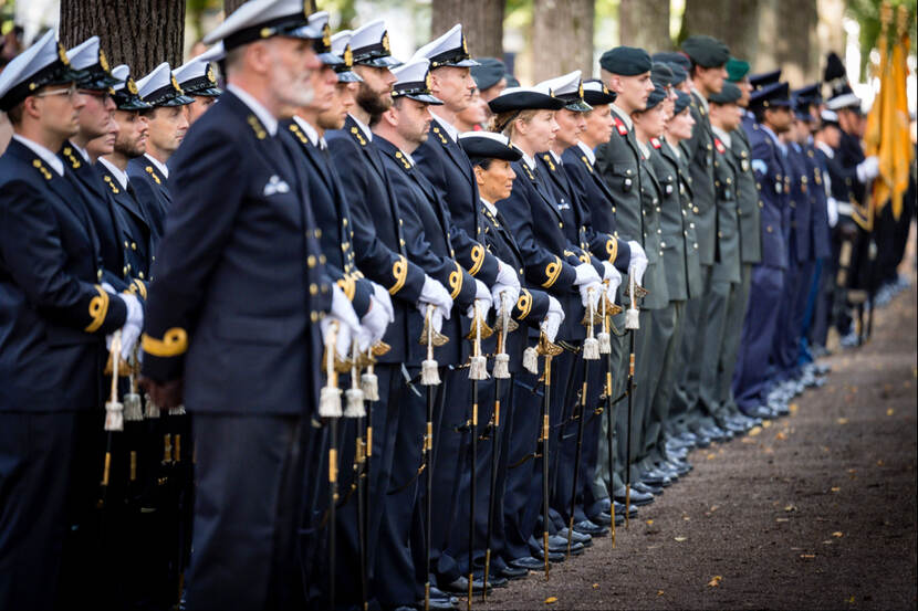 Reservisten staan klaar op het Lange Voorhout in Den Haag voor hun beëdiging.